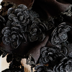 立体レース 花のパシュミナストール「マーガレット／2辺」ブラック 3枚目の画像