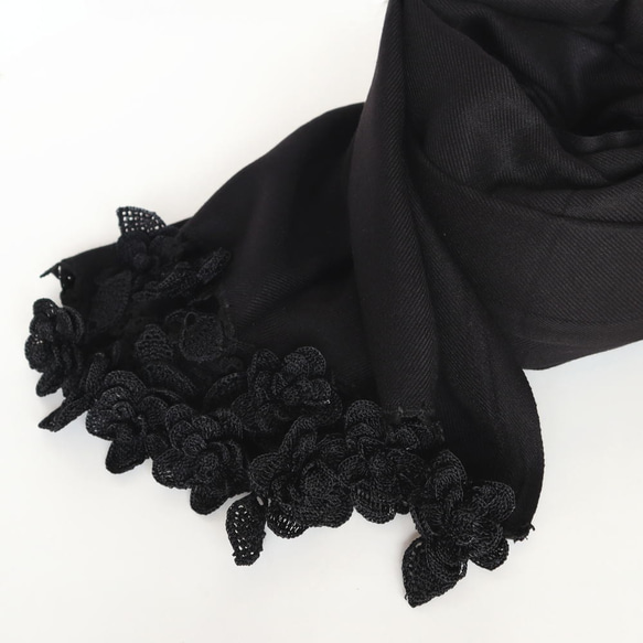 三維蕾絲花羊絨披肩“瑪格麗特/2面”黑色 第5張的照片
