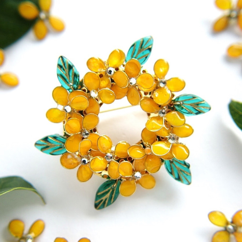 金木犀のリースのブローチ 秋の花 ブローチ ちくわハンドメイド