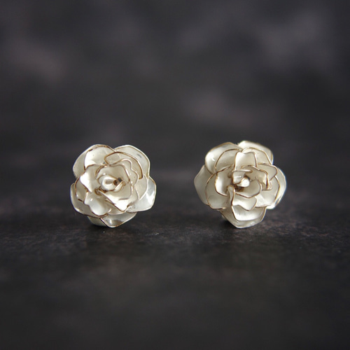 白い薔薇のピアス/イヤリング ピアス（その他） 発送まで16日