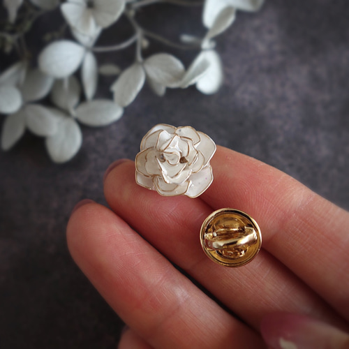 白い薔薇のピンプローチ ブートニエール ピンズ ピンバッジ ピンバッチ