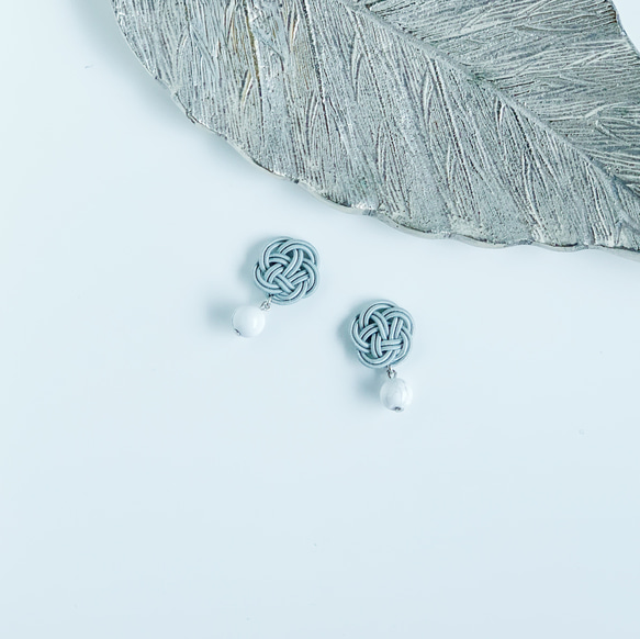 再次上架⭐︎ Mizuhiki 花和天然石耳環小 [Howlite] 平靜和放鬆的石頭 第2張的照片