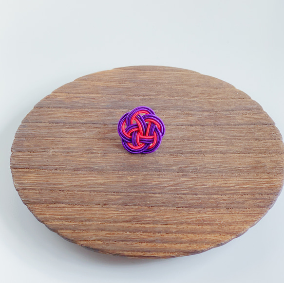 タイタック人気No.1水引お花のタイタックピン 紫×赤 3枚目の画像