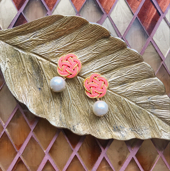 再次上架 ☆ Mizuhiki 花和棉珍珠耳環 [鮭魚粉] 第1張的照片