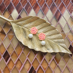再次上架 ☆ Mizuhiki 花和棉珍珠耳環 [鮭魚粉] 第5張的照片