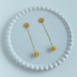 Mizuhiki 球結和星塵搖曳耳環 [金色] 第1張的照片