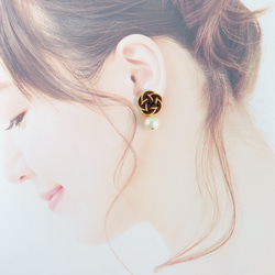 再次上架 ☆ Mizuhiki 花和棉珍珠耳環 [巧克力] 第4張的照片