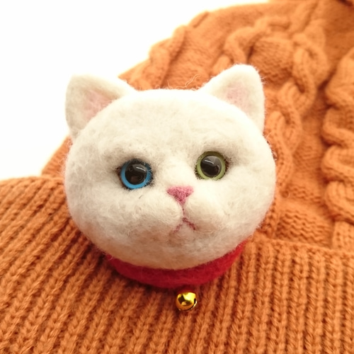 一点物】羊毛猫ブローチ☆白猫☆オッドアイ☆赤首輪 ブローチ