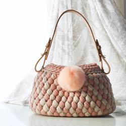 スモーキーピンク 大人可愛い 上品 ワンハンドルの玉編みバッグ 2枚目の画像