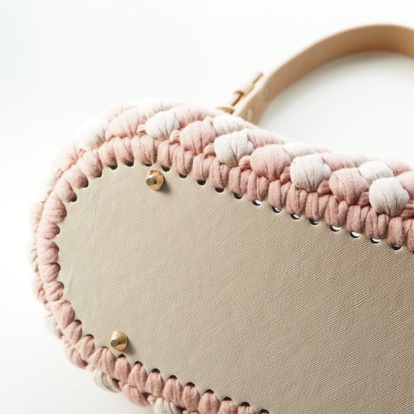スモーキーピンク 大人可愛い 上品 ワンハンドルの玉編みバッグ 3枚目の画像