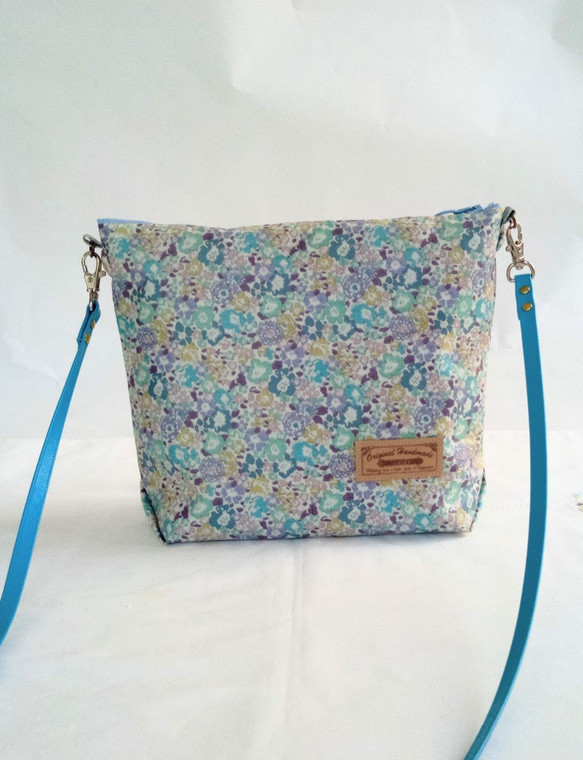 紫陽花ブルーのファスナーポケット付きリバティー．ビニコのバッグ 1枚目の画像
