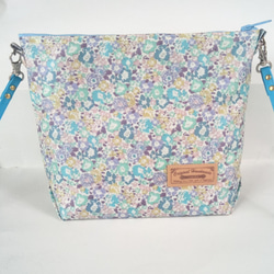 紫陽花ブルーのファスナーポケット付きリバティー．ビニコのバッグ 2枚目の画像