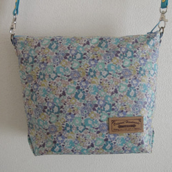 紫陽花ブルーのファスナーポケット付きリバティー．ビニコのバッグ 4枚目の画像