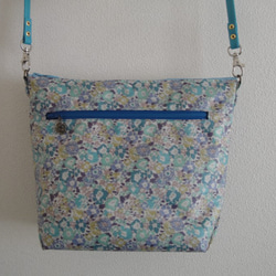 紫陽花ブルーのファスナーポケット付きリバティー．ビニコのバッグ 5枚目の画像