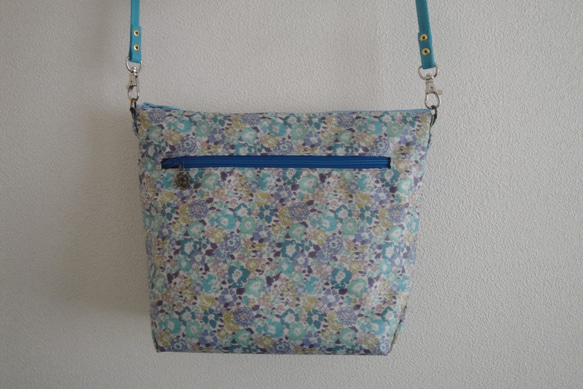 紫陽花ブルーのファスナーポケット付きリバティー．ビニコのバッグ 5枚目の画像