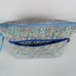 紫陽花ブルーのファスナーポケット付きリバティー．ビニコのバッグ 7枚目の画像