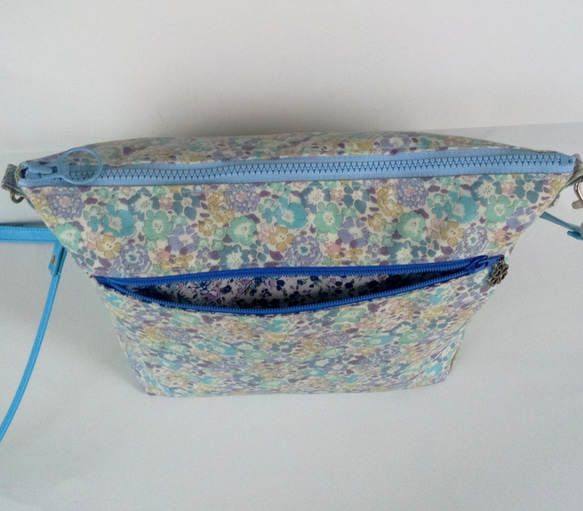 紫陽花ブルーのファスナーポケット付きリバティー．ビニコのバッグ 7枚目の画像