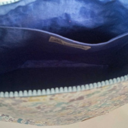 紫陽花ブルーのファスナーポケット付きリバティー．ビニコのバッグ 8枚目の画像
