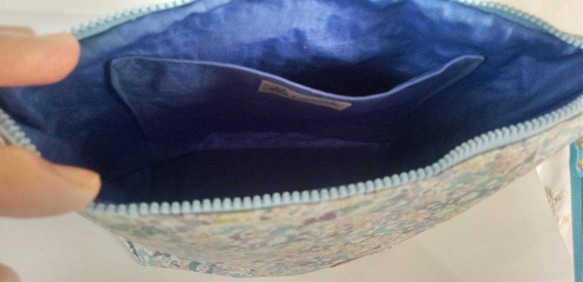 紫陽花ブルーのファスナーポケット付きリバティー．ビニコのバッグ 8枚目の画像