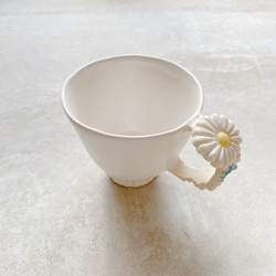 花かんむり 【白&ブルー】のマグカップ 2枚目の画像