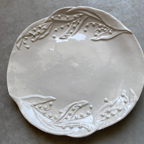 すずらん皿 （白）21㎝ 小皿 石黒 美佐緒 通販 11665005｜Creema(クリーマ)