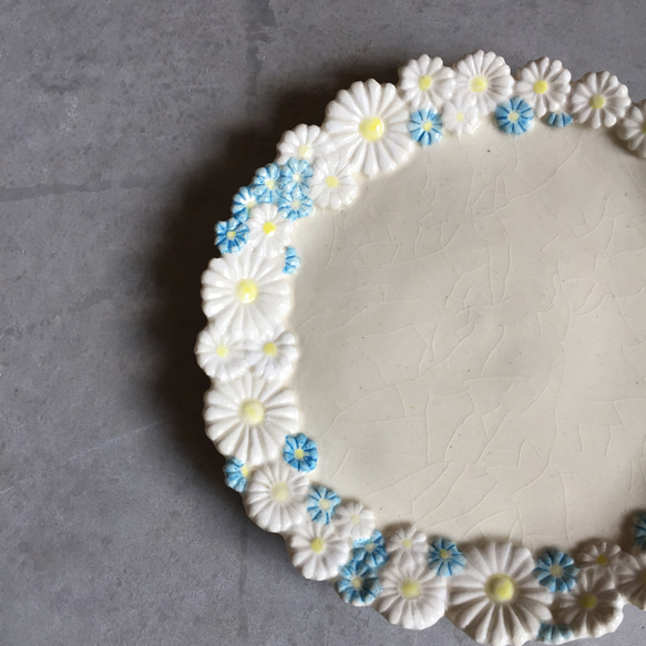 花かんむりの皿 （白×ブルー）２１㎝ 2枚目の画像