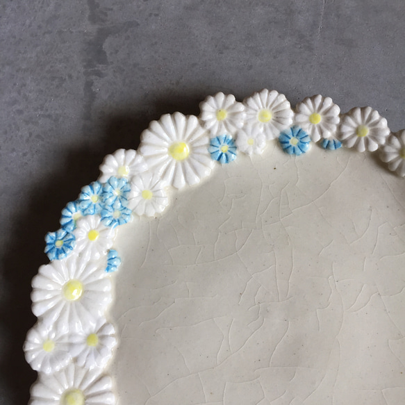 花かんむりの皿 （白×ブルー）２１㎝ 3枚目の画像