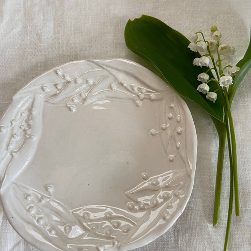 すずらん皿 （しろ）15㎝ 小皿 石黒 美佐緒 通販 9331092｜Creema