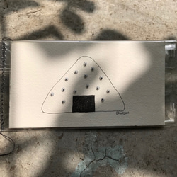 「飯糰4兄弟」手工明信片 手繪 插畫 食物 三角形 幽默  簡約 黑白 作品 裝飾 寫信 感性 書 第2張的照片