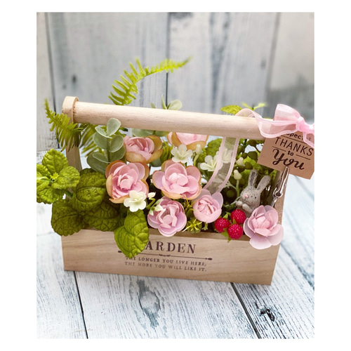 ꫛꫀꪝ木箱の中のうさぎ＆ミニバラ アレンジ❁フラワーアレンジ  