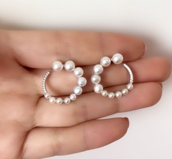 花輪真珠のイヤリング、925シルバー淡水真珠のイヤリング 1枚目の画像