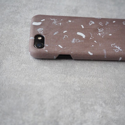 iPhoneケース　<concrete doodle> ブラウン 6枚目の画像