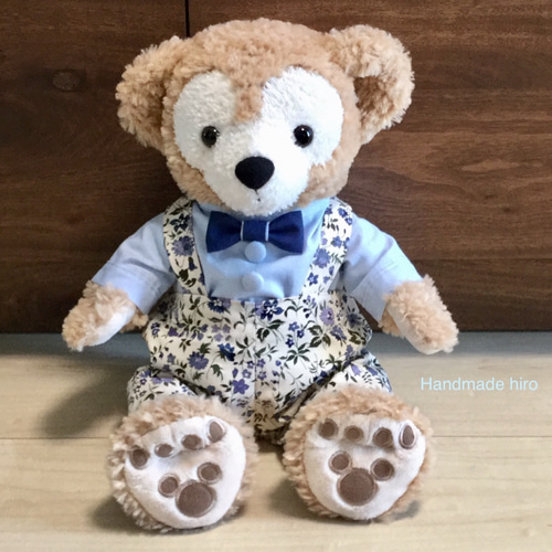 ダッフィー、ジェラトーニ 花柄サロペットコーデ(水色ブラウス