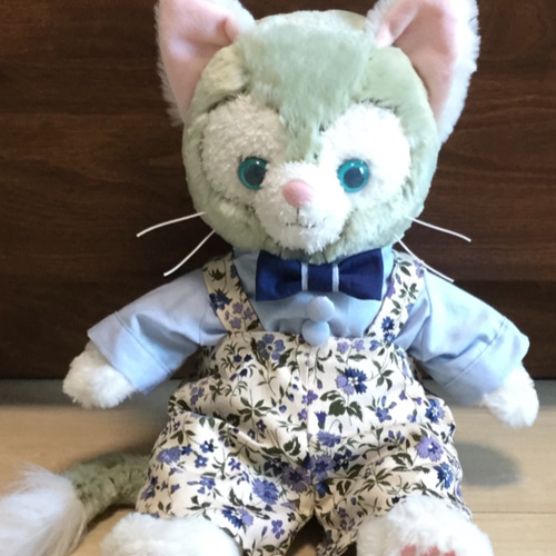 ダッフィー、ジェラトーニ 花柄サロペットコーデ(水色ブラウス