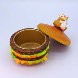 粘土人形の食いしん坊リスが乗ったハンバーガー型小物入れ１ 2枚目の画像