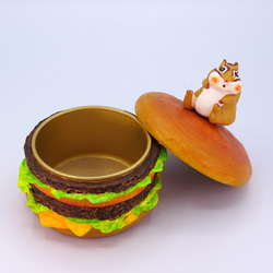 粘土人形の食いしん坊リスが乗ったハンバーガー型小物入れ3 4枚目の画像