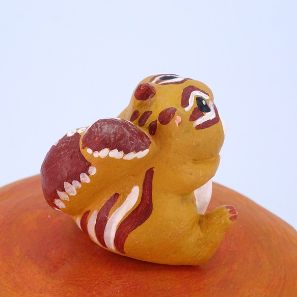 粘土人形の食いしん坊リスが乗ったハンバーガー型小物入れ3 10枚目の画像