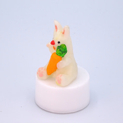 LEDキャンドルライト付き動物人形シリーズ「白ウサギ＆人参」 2枚目の画像