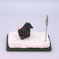 粘土人形のペンギンワールド　クリップ式メモスタンド　イワトビペンギン−1 3枚目の画像