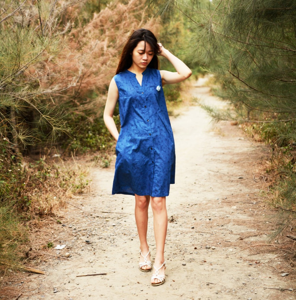 織氏-藍染，茜草染不對稱洋裝（長版背心） 第4張的照片