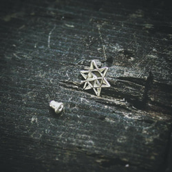 六角冰晶 光譜石 (針式)耳環 Snowflake earring 第2張的照片
