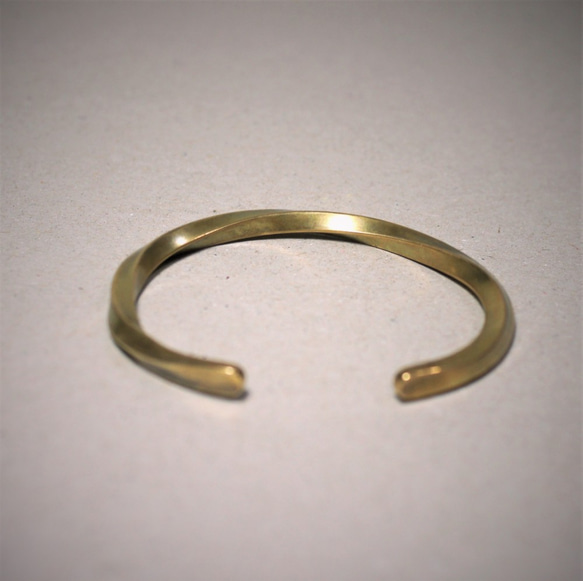 簡約扭轉 黃銅手環 Concise_ twist Brass cuff Bracelet 第3張的照片