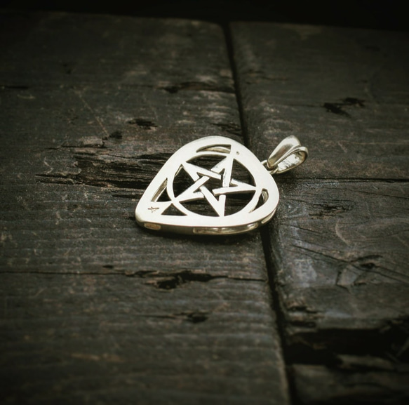 簡約吉它pick 倒五芒星銀墜 concise pick holder with the pentacle 第4張的照片