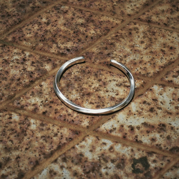 簡約扭轉 925銀手環  Concise —twist silver cuff Bracelet 第4張的照片