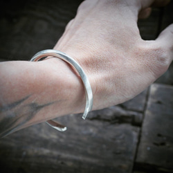 簡約扭轉 銀手環  Concise_ twist silver cuff Bracelet 第5張的照片