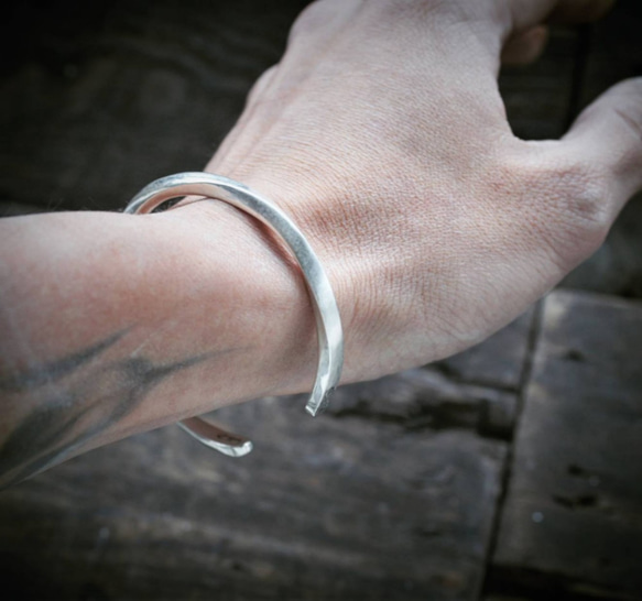 簡約扭轉 銀手環  Concise_ twist silver cuff Bracelet 第5張的照片