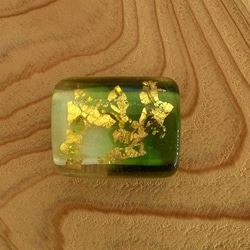 《定形外郵便送料無料》 とんぼ玉 帯留め  緑から透明へのグラデーションに金箔　蜻蛉玉 シンプルモダン 3枚目の画像