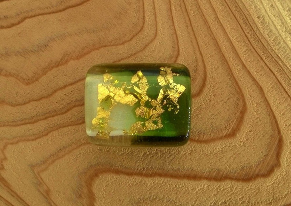 《定形外郵便送料無料》 とんぼ玉 帯留め  緑から透明へのグラデーションに金箔　蜻蛉玉 シンプルモダン 3枚目の画像