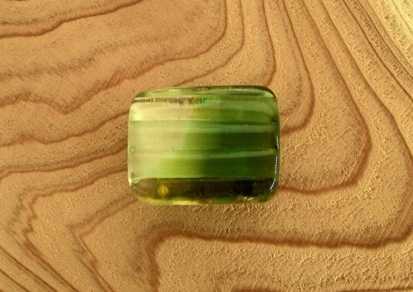 《定形外郵便送料無料》 とんぼ玉 帯留め  緑から透明へのグラデーションに金箔　蜻蛉玉 シンプルモダン 4枚目の画像