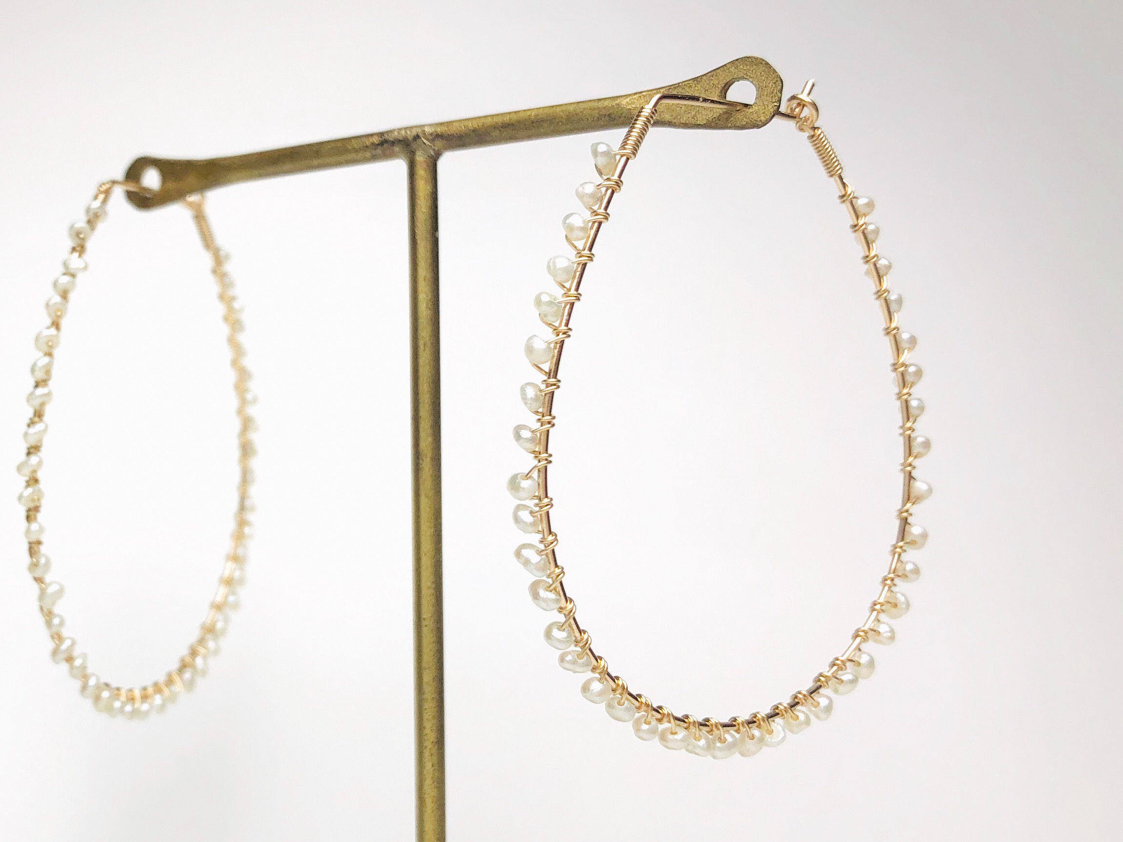 ちいさなパールのおおきなフープピアス（14KGF）